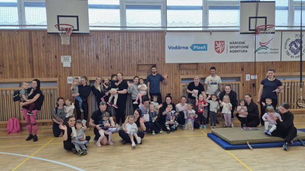 Sportování andílků- závody rodičů s dětmi